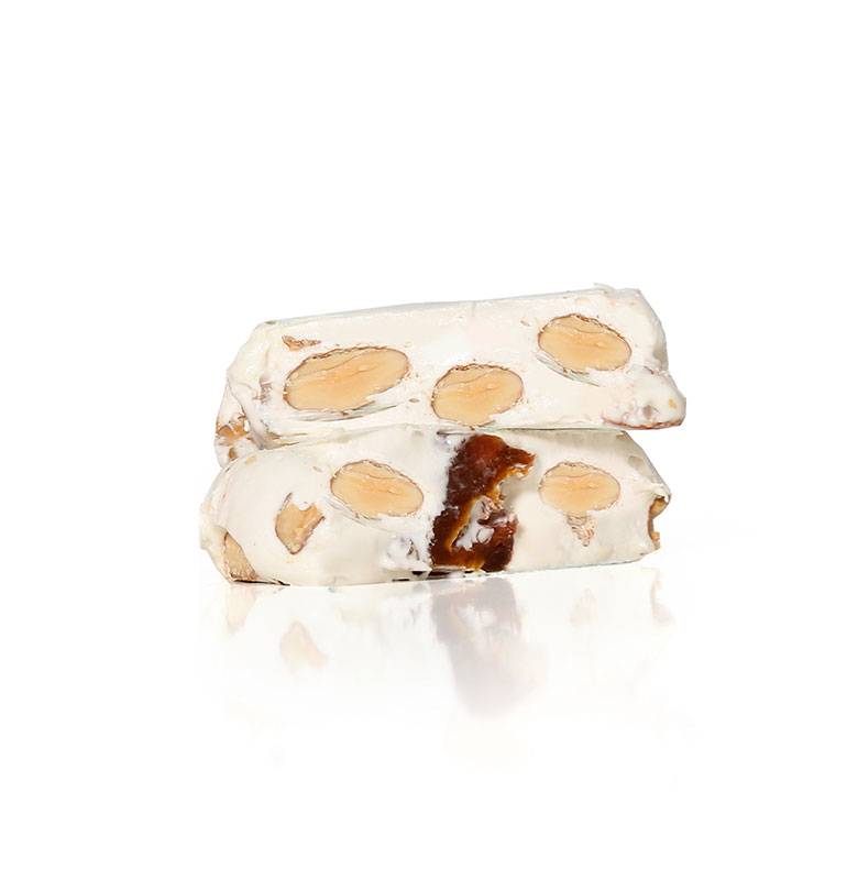 Torrone bianco tenero con mandorle, arance e pesca